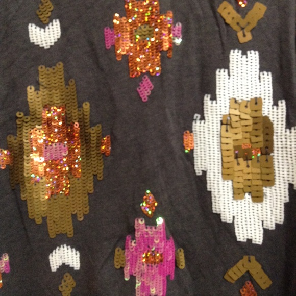 💥 SOLD! Beautiful Razor Back Top - Picture 2 of 4